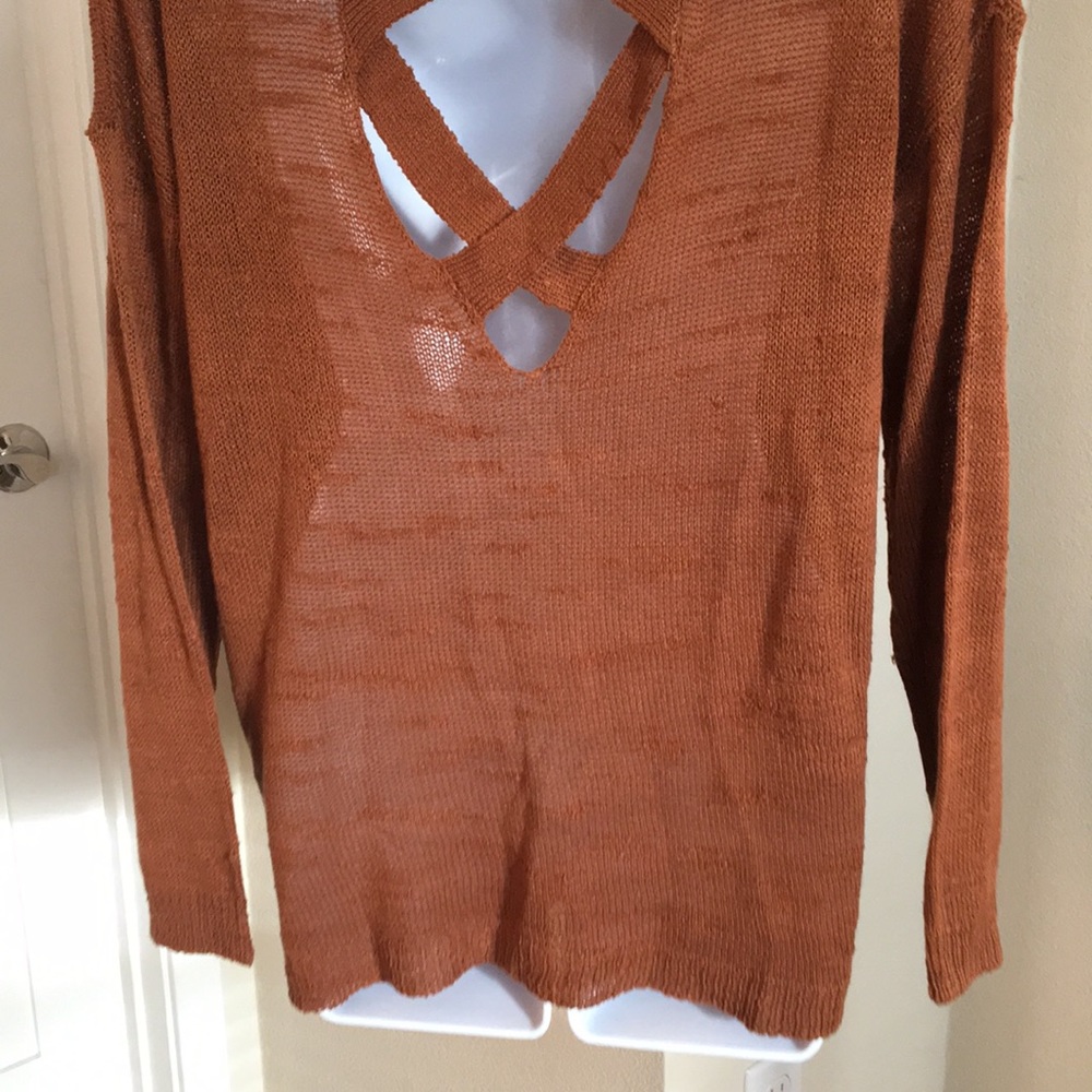 Beautiful Lightweight, criss-cross back sweater - Picture 3 of 5